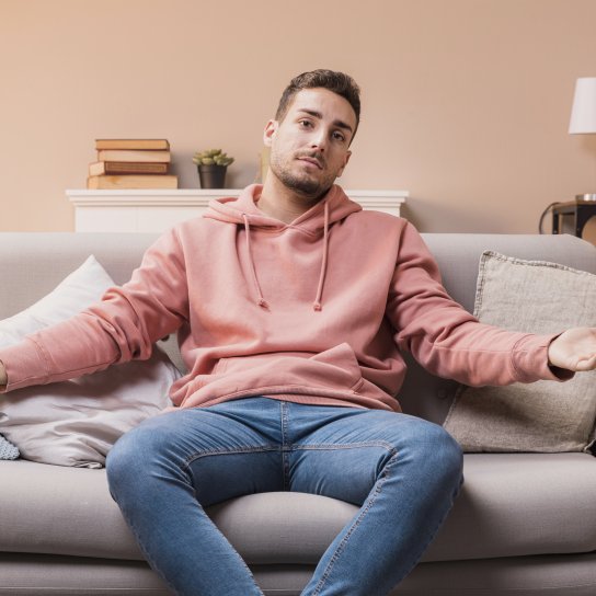 Чоловік на дивані