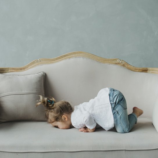 Дівчинка на дивані