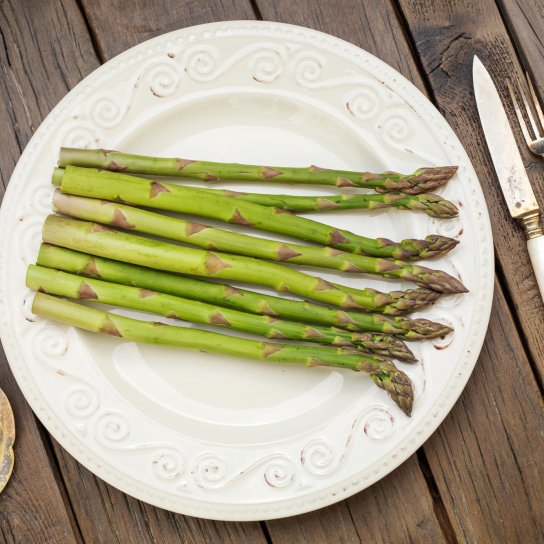 Спаржа на тарілці