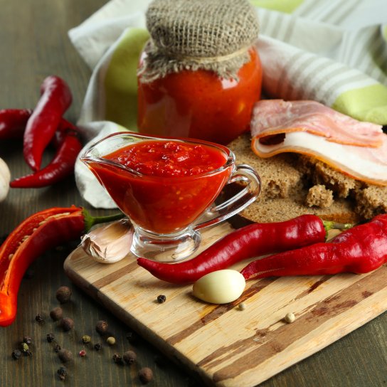 Сира аджика з помідорів