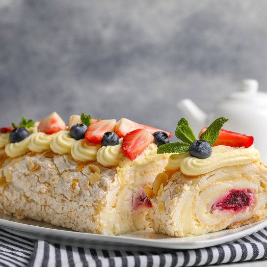 Меренговий рулет з ягодами від Пави