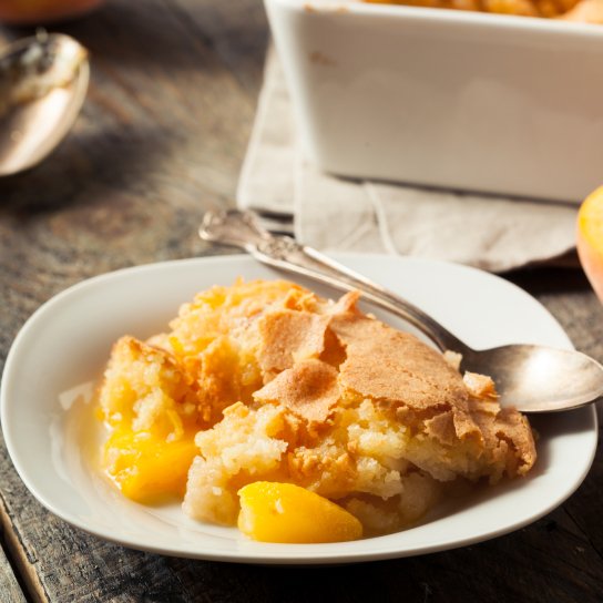 Коблер з персиками