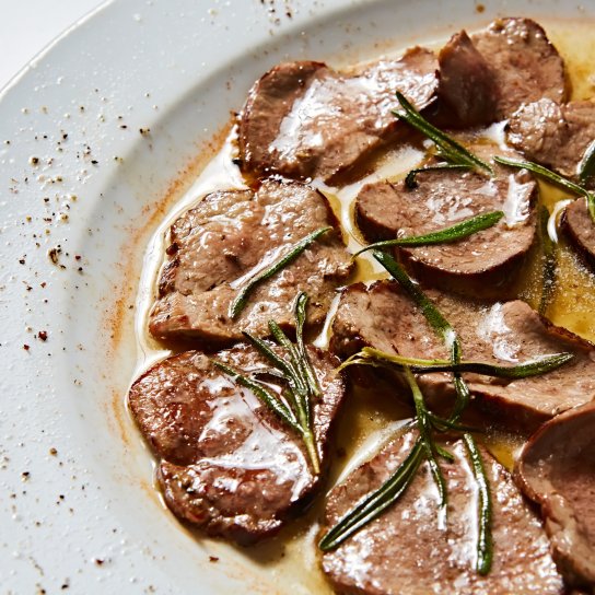 Язик у вершково-грибному соусі