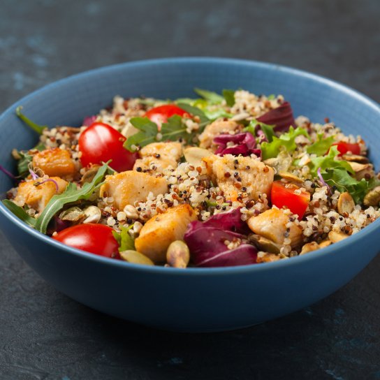 Салат с киноа, индейкой и овощами