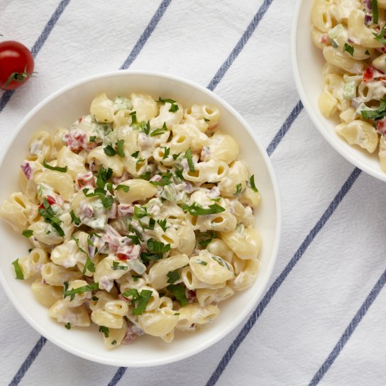 Теплий салат з макаронами