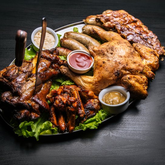 курка запечена з ковбасками