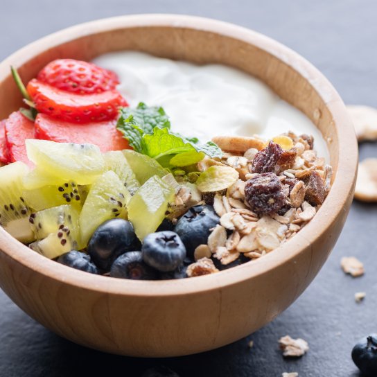 Боул із йогуртом, вівсяними пластівцями та фруктами