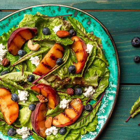 салат з персиками й куркою