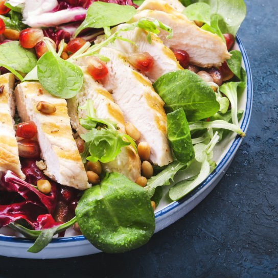 Салат с гранатовыми зернами и курицей