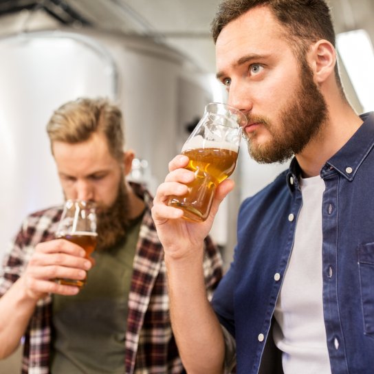 Чоловіки дегустують пиво
