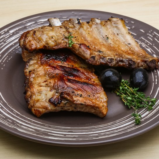 Свинячі реберця в соусі під сиром