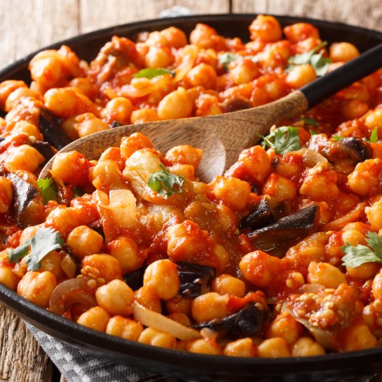 Салат із запеченими баклажанами й нутом