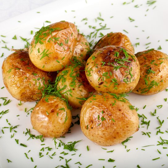 Запечена молода картопля з зеленню