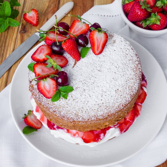 бісквіт з полуницею