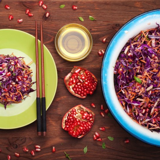 Салат с красной капустой и гранатом