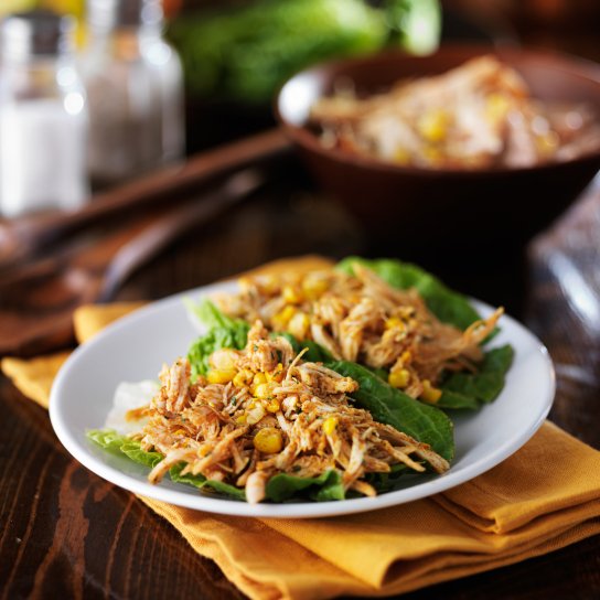 Теплий салат з копченою грудинкою і кукурудзою