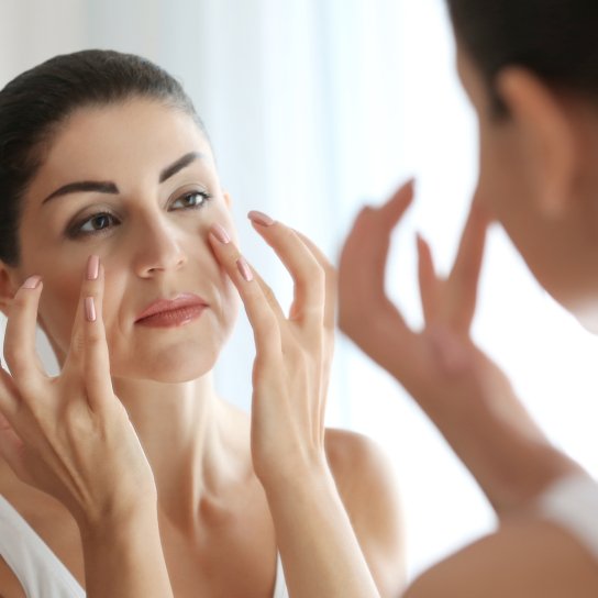 Жінка дивиться у дзеркало