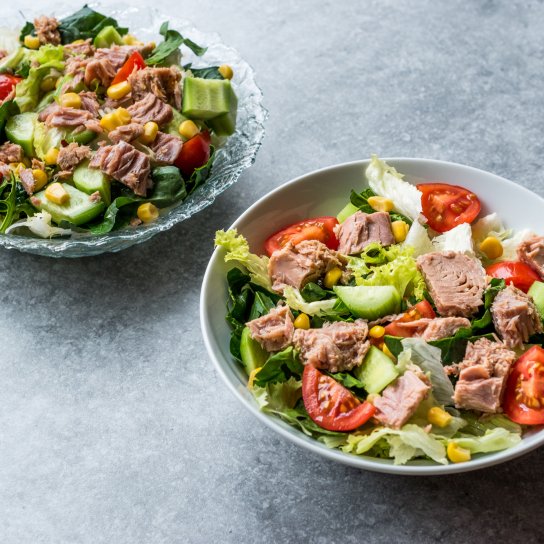 Простий салат з консервованим тунцем