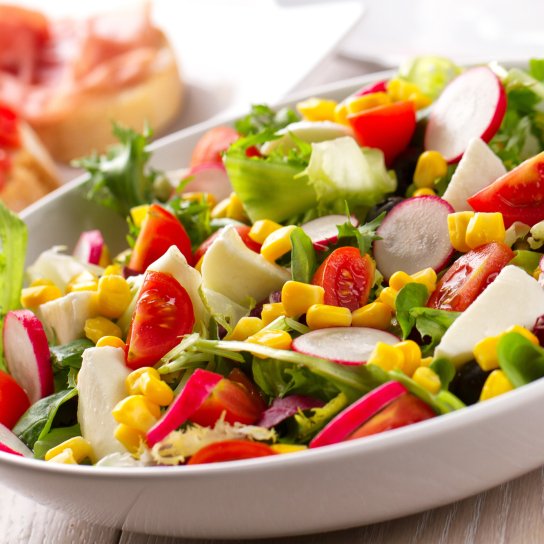 Салат с редиской и кукурузой