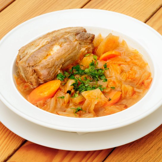 Тушкована капуста з айвою на реберцях