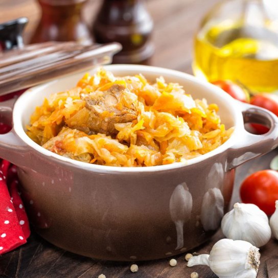 Тушкована капуста з тушонкою