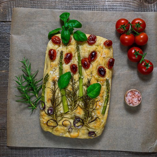 Хлеб со спаржей и вялеными томатами