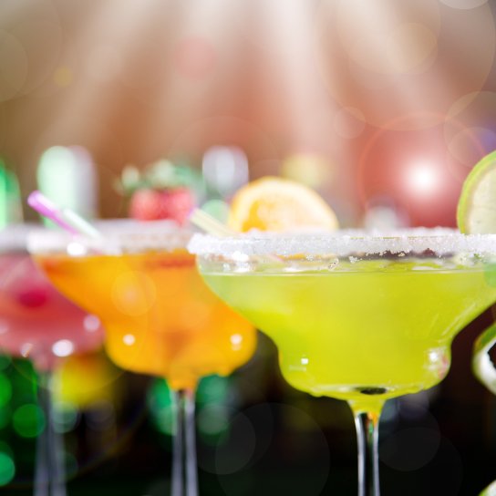 різнокольорові коктейлі