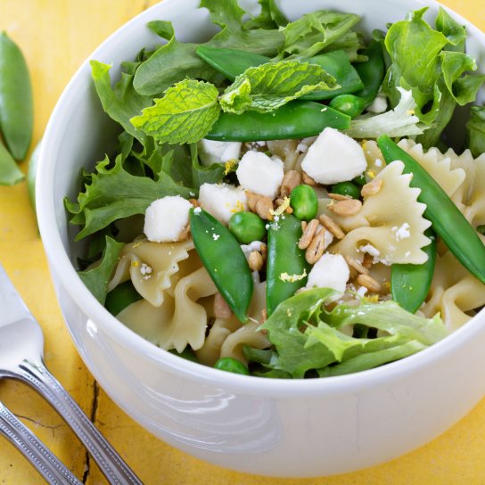 салат з фарфалле, фетою та горошком