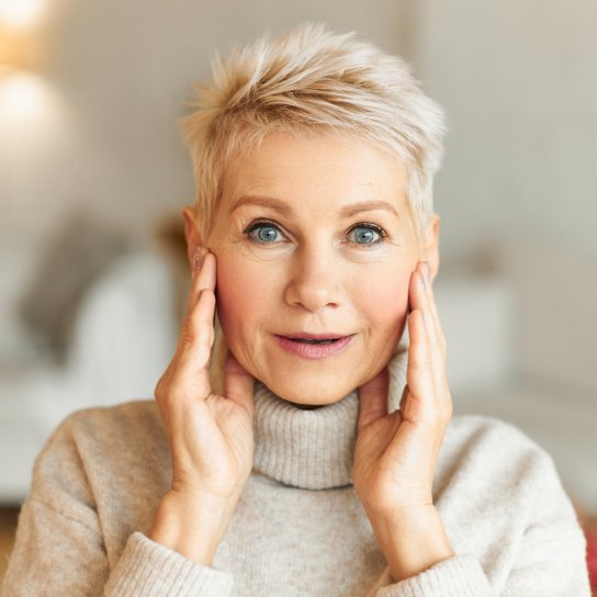 Усміхнена жінка