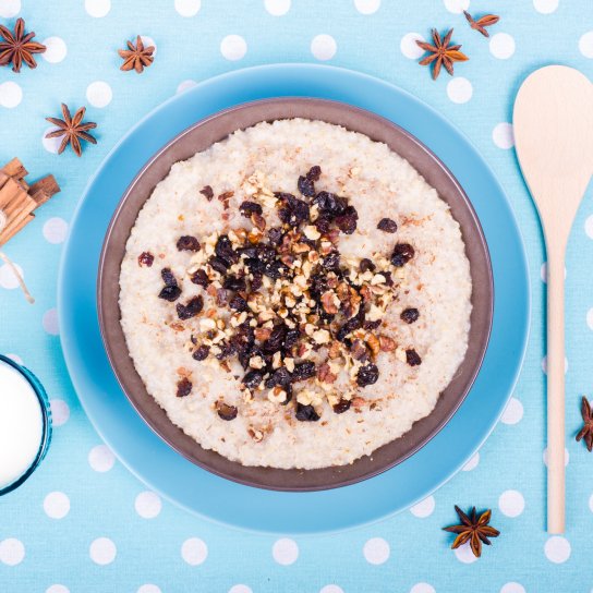 Ячневая каша на молоке с сухофруктами и орехами