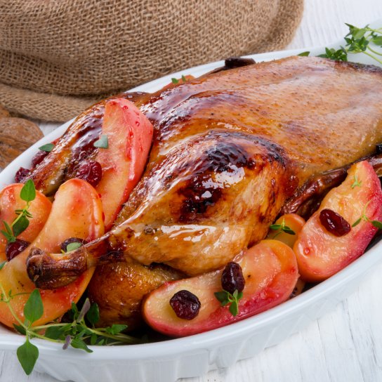 Гуска з яблуками та ромом