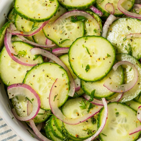 салат з огірка і цибулі -