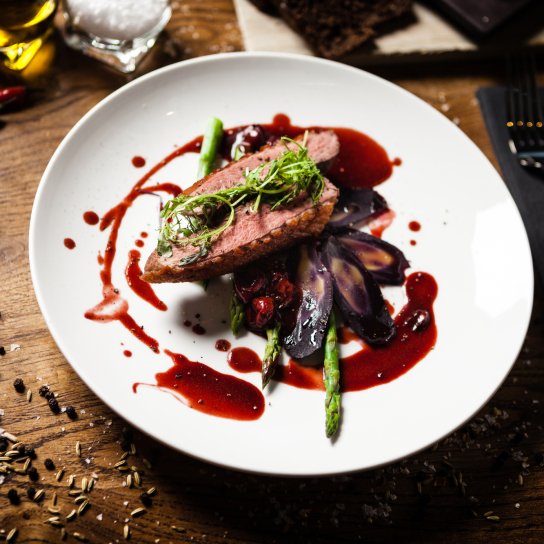 Качина грудка під соусом