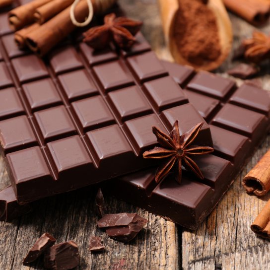 Плитки шоколаду з корицею і бодяном
