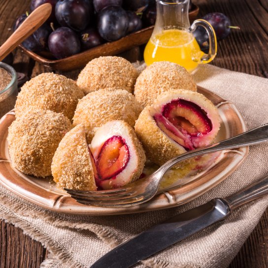 Кнедлі зі сливами