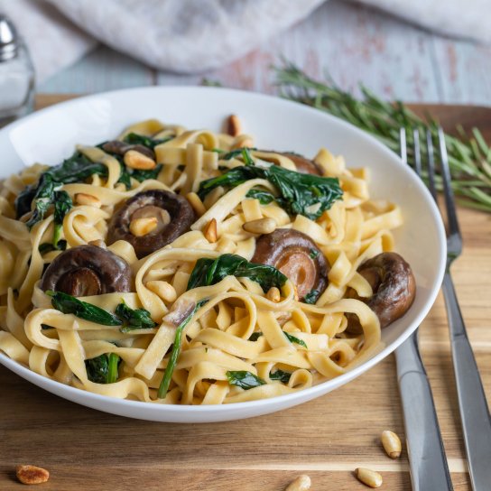 Спагеті з грибами та капустою кейл