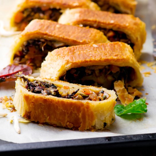 Рулет зі свининою та яблуками