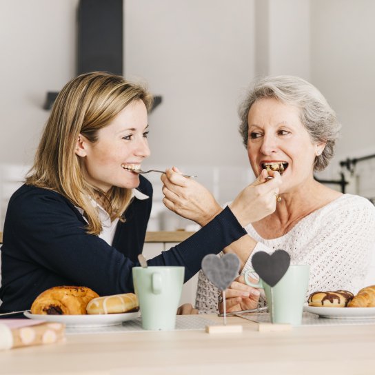 Мати і дочка хдять