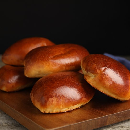 Печені пиріжки з картоплею і печінкою