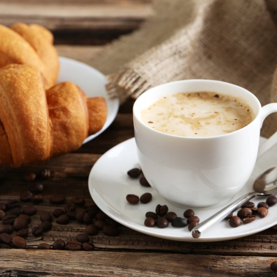 Чашка кави, круасани