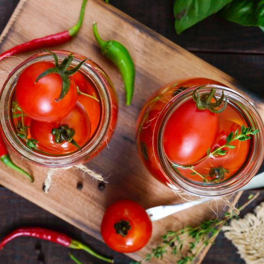 Консервовані помідори з базиліком
