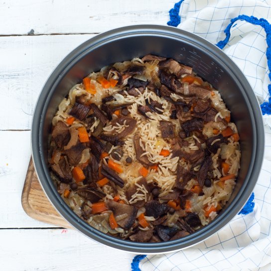 Плов з білими грибами і цибулею