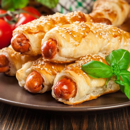 Сосиски в тісті на шампурах