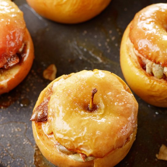 Печені яблука із сухофруктами й горіхами