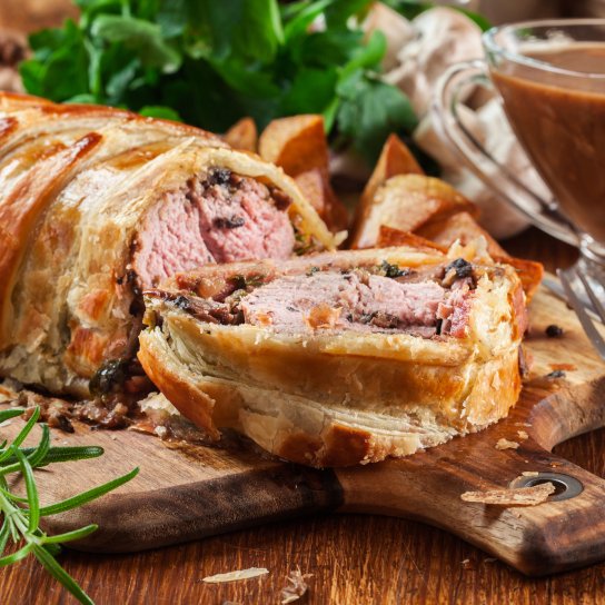 Великодній м’ясний рулет у тісті