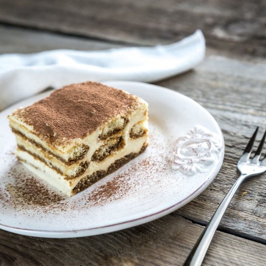 Тирамісу на білій тарілці: рецепт