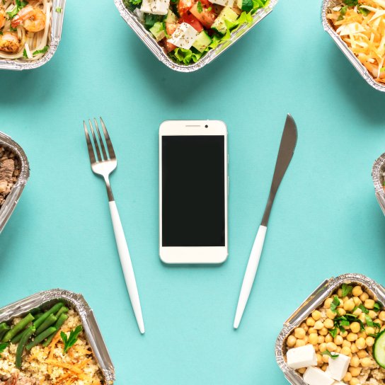 Три коробки с лапшой стоят на белом фоне