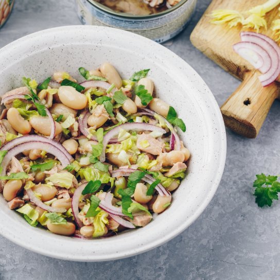 Салат з тунця, білої квасолі і буряка