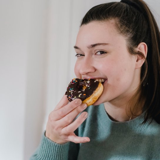 Девушка ест сладкое