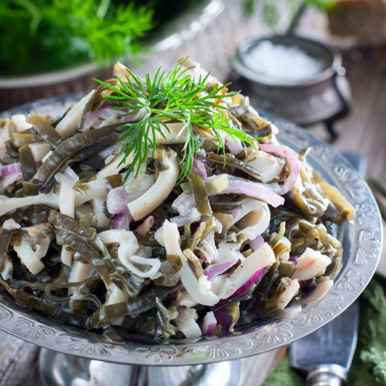 Не только «Оливье»: салат с морской капустой и кальмарами на Новый год